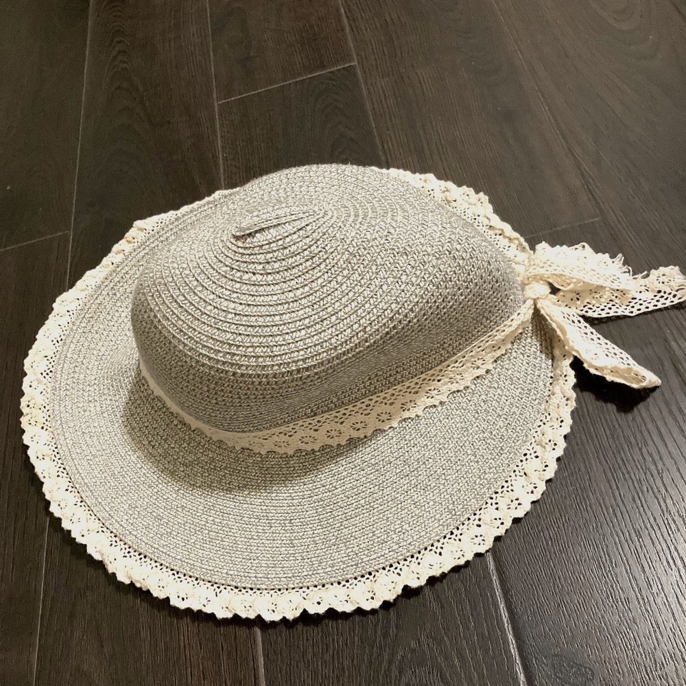 Beautiful & elegant hat with lace edge-excellent condition like new